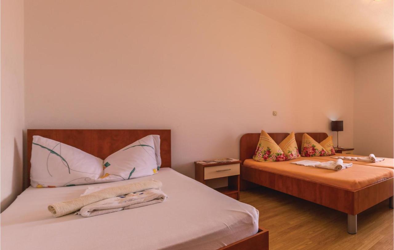 2 Bedroom Stunning Apartment In Makarska Eksteriør bilde