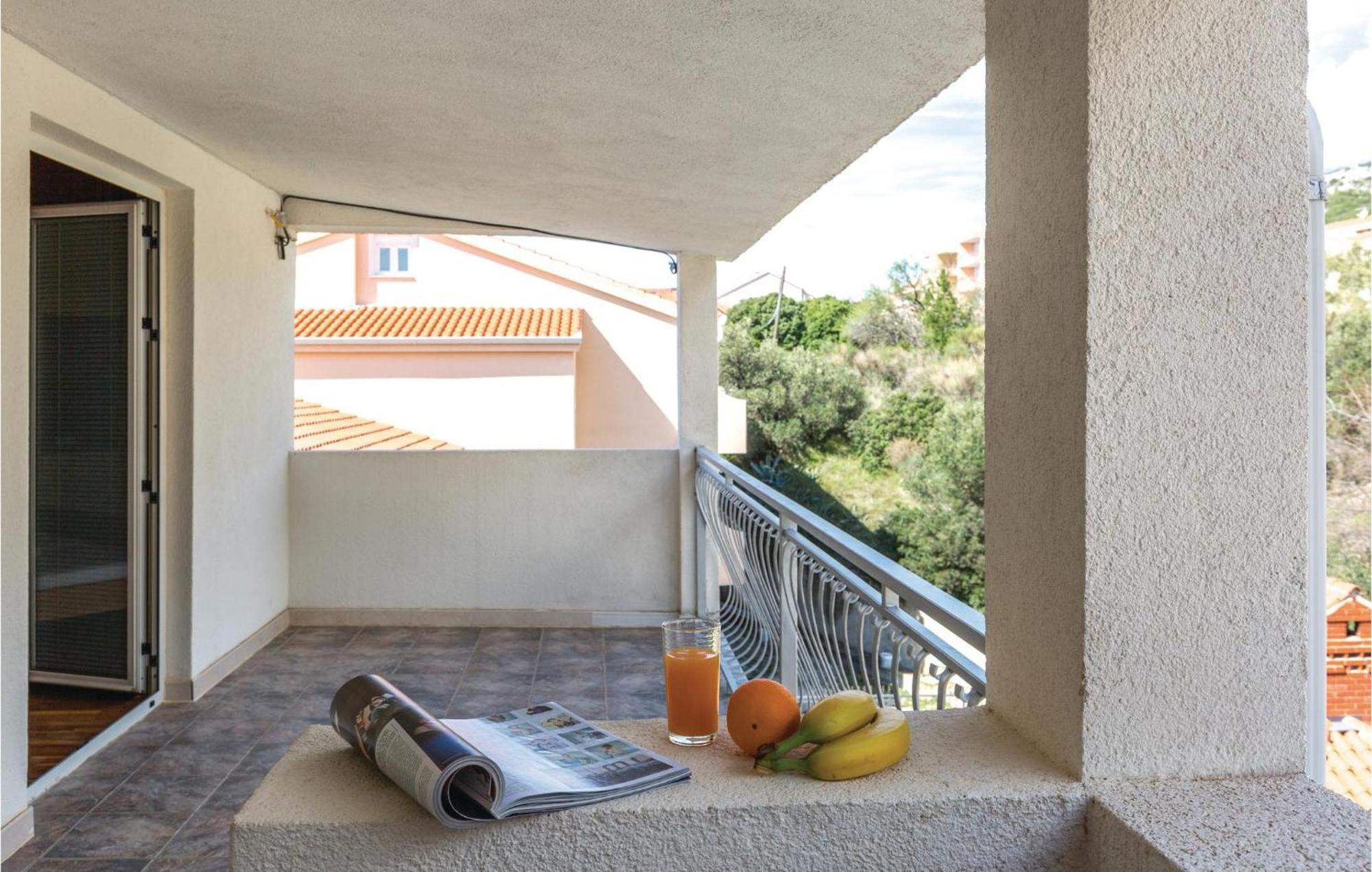 2 Bedroom Stunning Apartment In Makarska Eksteriør bilde